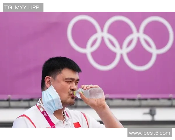 姚明在赛场上展现精彩发球技巧引发全场欢呼的瞬间