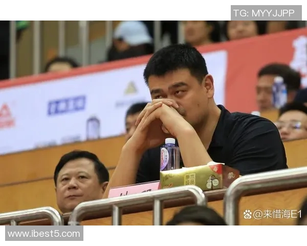 姚明现场镜头展现篮球巨星风采引发观众热烈反响与回忆